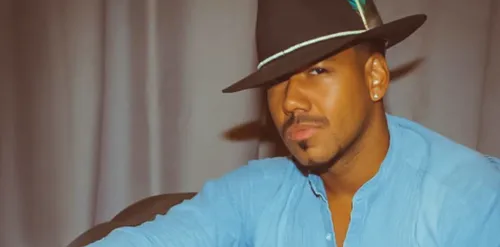 Romeo Santos signe un contrat en or au Panama