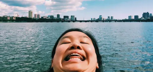 Une anglaise prend des photos de son menton dans le monde entier !