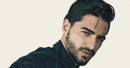 Maluma embrasse une fan en plein concert (vidéo)