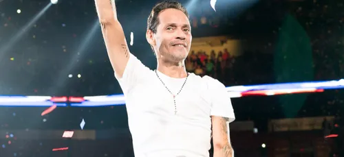 Marc Anthony présente sa nouvelle fiancée pendant son concert de...