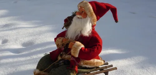 Le Père Noël fait du buggy sur un circuit automobile enneigé (vidéo)