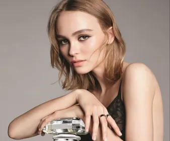 Lily-Rose Depp: trahie par les flashs, elle dévoile sa poitrine au...
