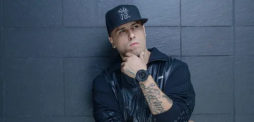 Quand Nicky Jam s’improvise marchand de fruits à Medellin (Vidéo)