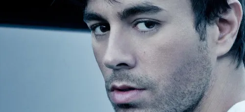 Enrique Iglesias dévoile un extrait de sa collaboration avec Bad...