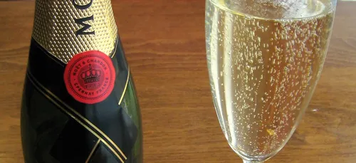 Il commande une bouteille à 30 000 euros pour finir par la faire...