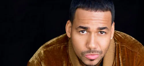 Romeo Santos invite une fan à toucher son sexe en plein concert...