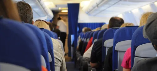 Une femme surprise en train de sécher sa culotte en plein vol ( vidéo)