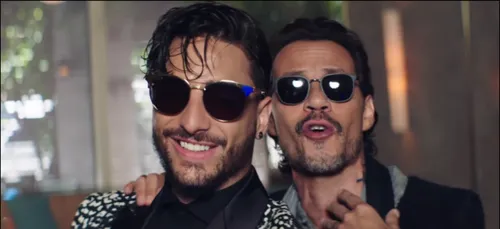 Quand Marc Anthony embrasse Maluma sur scène (Vidéos)