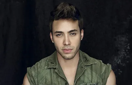 Prince Royce affole la toile en posant torse-nu sur une plage (Photos)