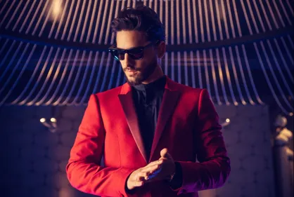 Maluma et Romeo Santos font un concours de baisers en plein concert...