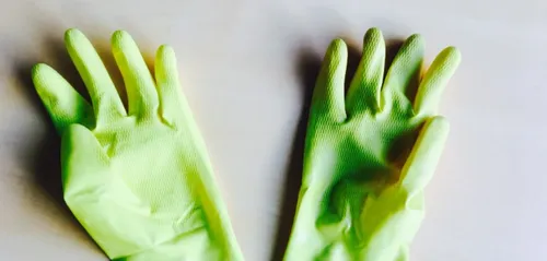 Calvin Klein se lance dans la vente de… gants ménagers ! (photos)