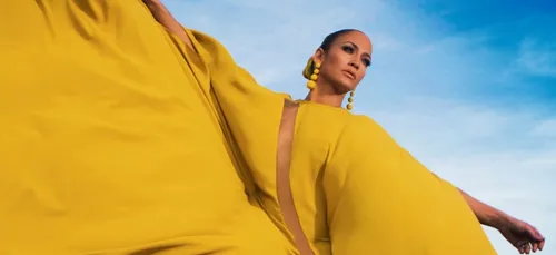 Jennifer Lopez dévoile accidentellement sa gaine en direct à la...