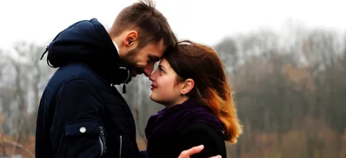 Voici les gestes à guetter pour savoir si on plaît à quelqu’un !