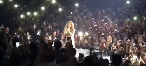 Magique : au milieu de la foule, Shakira chante « Je l’aime à...