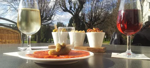 Le combo « cacahuètes et vin rouge » serait bénéfique pour la santé !
