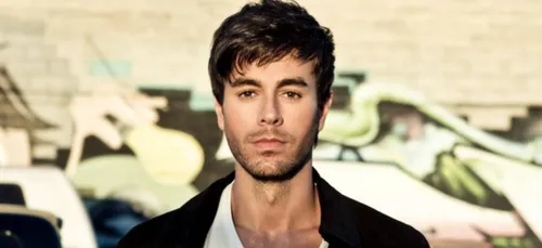 Enrique Iglesias s’amuse et fait rire son adorable petite fille...