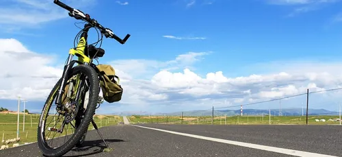 Un touriste espagnol prend l’autoroute à vélo