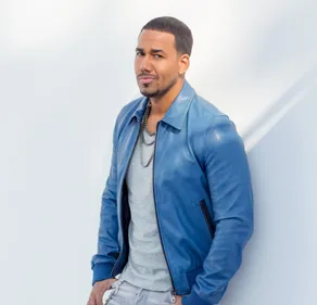 Quand Romeo Santos improvise une session acoustique chez Raulin...