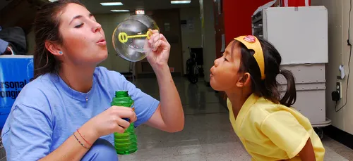 Un médecin redonne le sourire aux patients en dansant (vidéo)