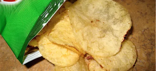 Une cliente fait une surprenante découverte dans un paquet de chips...