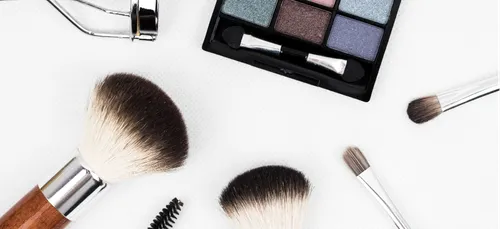 Se maquiller dans le métro gène les autres voyageurs