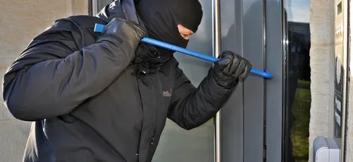 Un cambrioleur perd ses papiers pendant un coup et porte plainte!