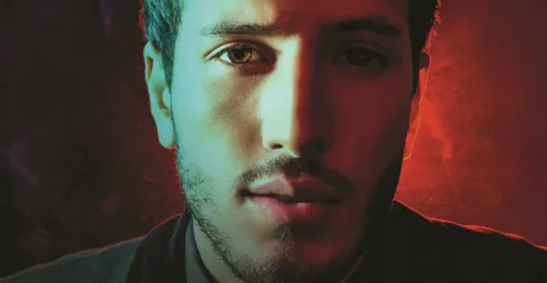 Sebastian Yatra fait une très mauvaise chute sur scène ! (Vidéo)