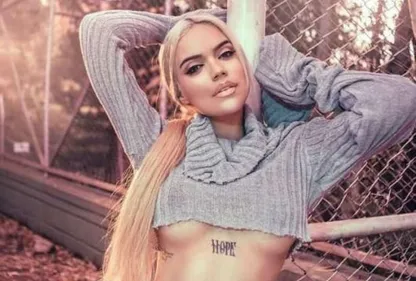 Karol G et Anuel AA s’embrassent langoureusement sur scène ! (Vidéo)