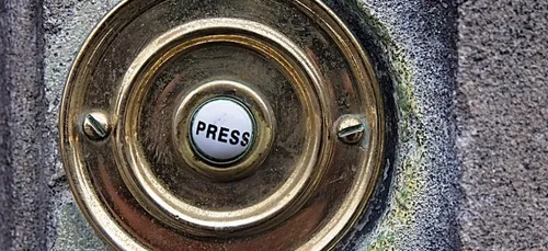 Un homme arrêté pour avoir léché une sonnette pendant trois heures...