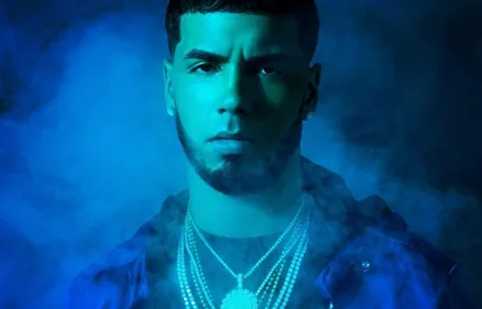 Anuel AA se fait tatouer un impressionnant portrait de Karol G dans...