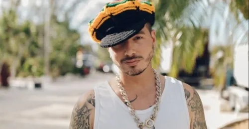 J Balvin : surpris en vacances avec sa nouvelle petite-amie, très...