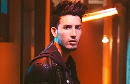 Sebastian Yatra : sa magnifique chute sur le plateau de The Voice...
