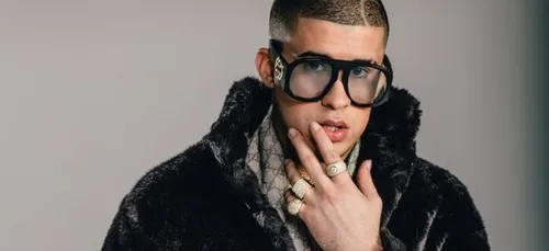 Bad Bunny se prend une chaussure en pleine figure pendant un...