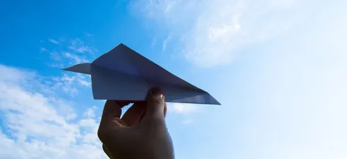 Qui sera le champion du monde de lancer d’avion en papier ? (vidéo)