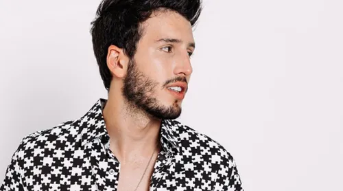 Sebastian Yatra déchaîne les internautes en s’affichant torse-nu...