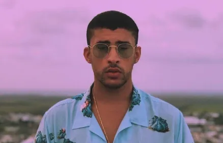 Bad Bunny lance de l’argent à la foule pendant un concert (Vidéo)