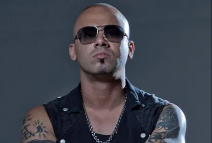 Wisin : transporté à l’hôpital après une grosse chute sur scène...