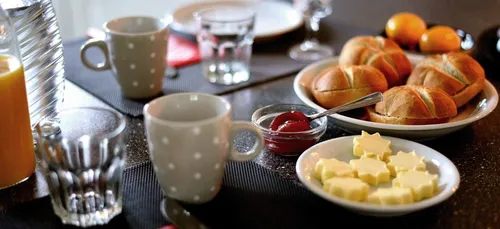 Paris : des petits-déjeuners solidaires à 5 euros au Café de la Paix