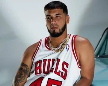 Anuel AA : un fan se fait dessiner son visage sur le crâne (Vidéo)