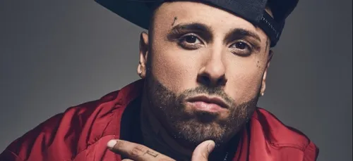 Découvrez la réaction de Nicky Jam dans un avion en pleine...