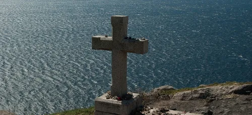 Espagne : ils défilent vivants dans des cercueils pour vaincre la...