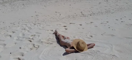 Été : de plus en plus de Français assument bronzer nus !