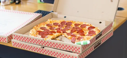 Floride : un enfant affamé appelle la police, les agents ramènent...