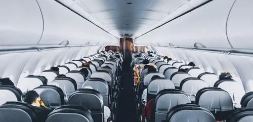 Un passager se retrouve seul dans un avion et filme son expérience...