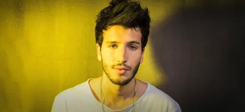 Sebastián Yatra chante avec un fan de 10 ans et fait fondre la...