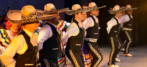 Record du monde : 882 personnes participent à une danse folklorique...