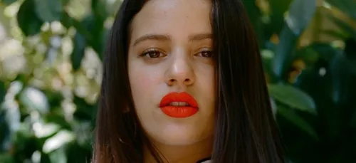 Rosalía s'affiche en body string sur scène et choque les...