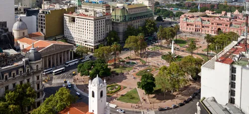 Argentine : des milliers de personnes manifestent pour "l'urgence...