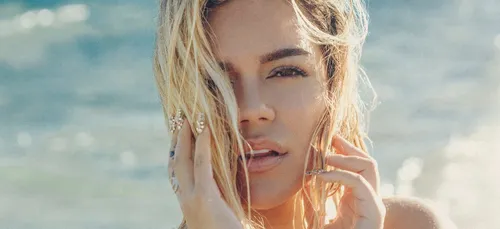 Karol G : un fan tente de lui voler sa montre en pleine séance...