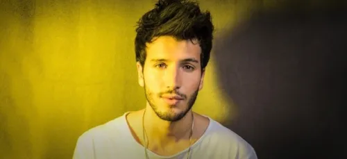 Quand le chanteur Sebastián Yatra fait une proposition très...